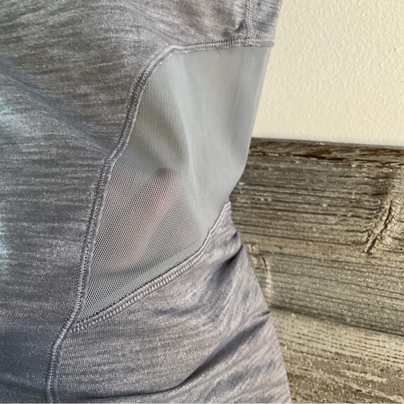 Lululemon short-sleeve shirt with mesh cutouts size 4 (K1) - Picture 3 of 9